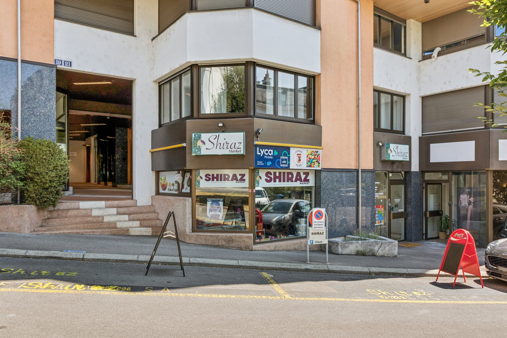 Façade de l'immeuble, avenue à Lausanne centre