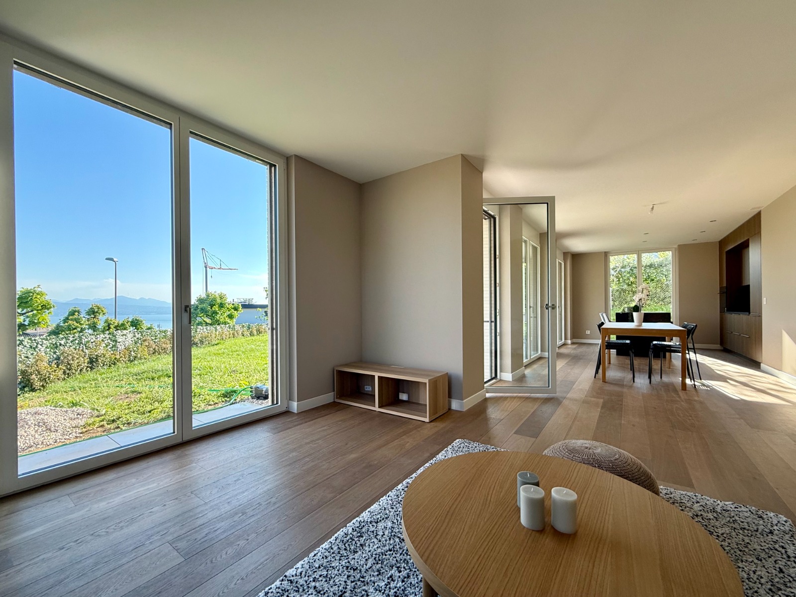 Helles Wohnzimmer mit Seeblick