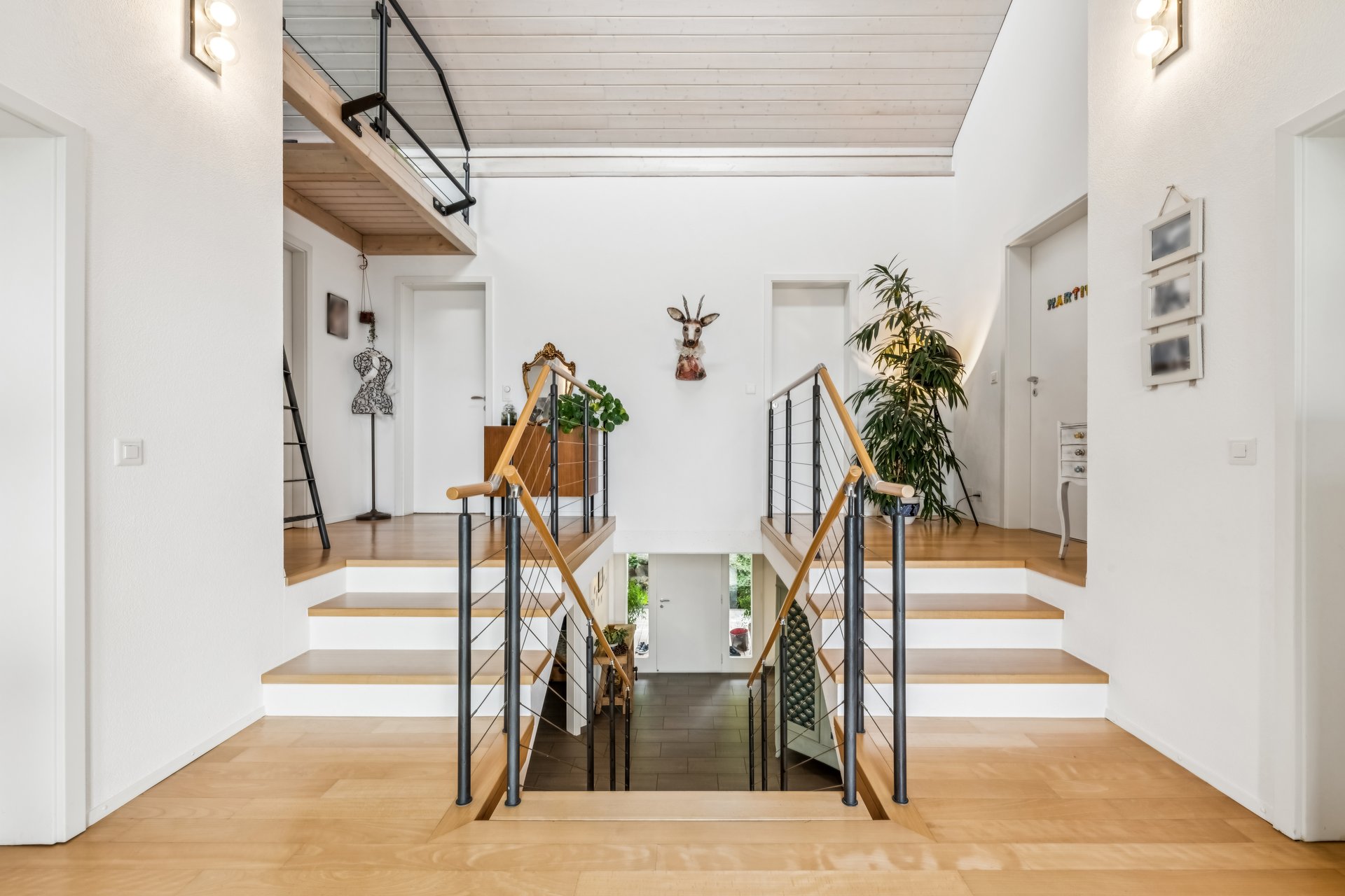 Escalier central et salon