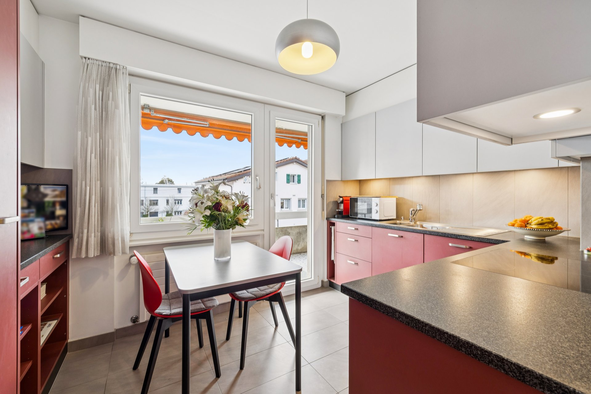 Fully renovated kitchen (2017) with dining area