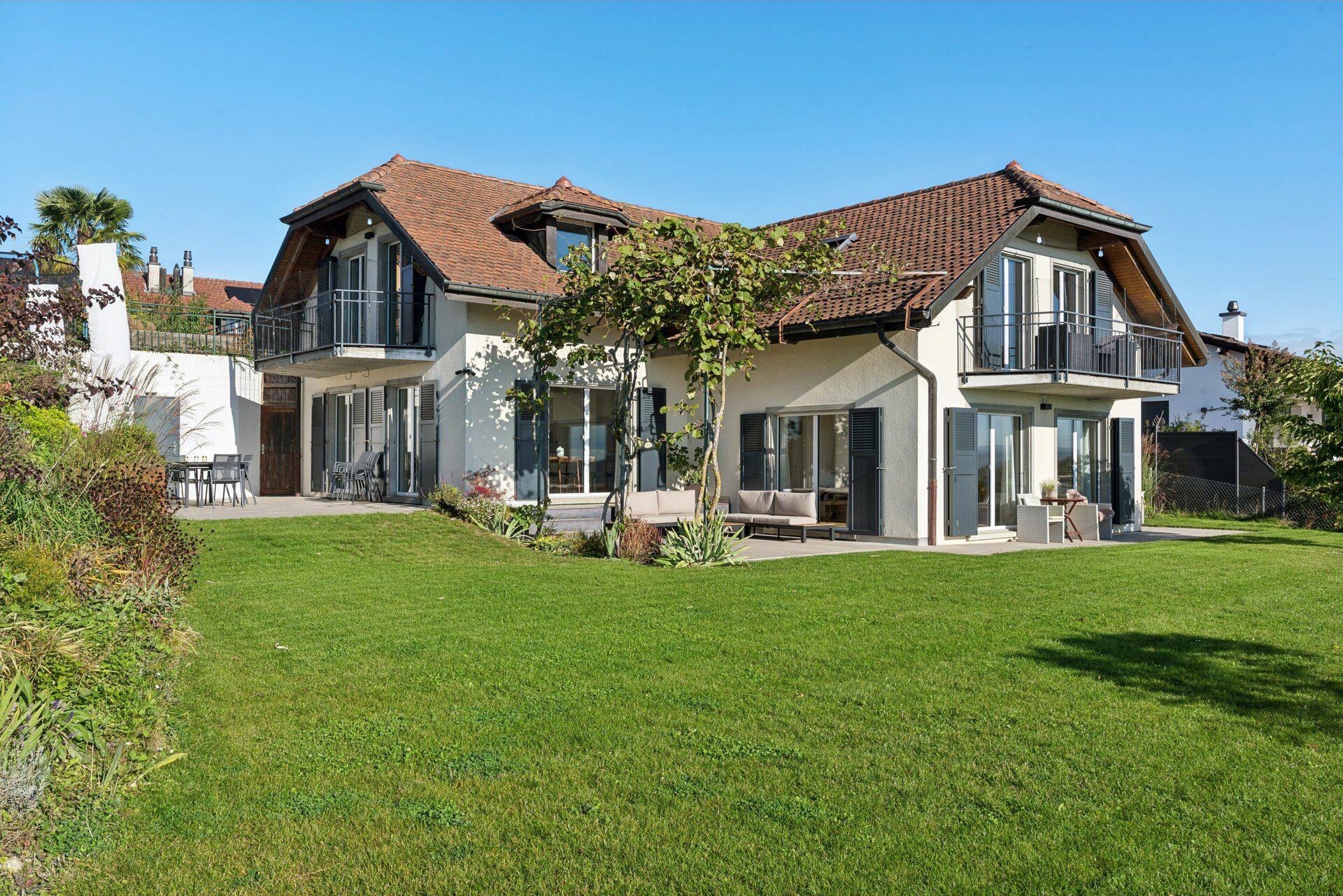 Façade et jardin de la villa