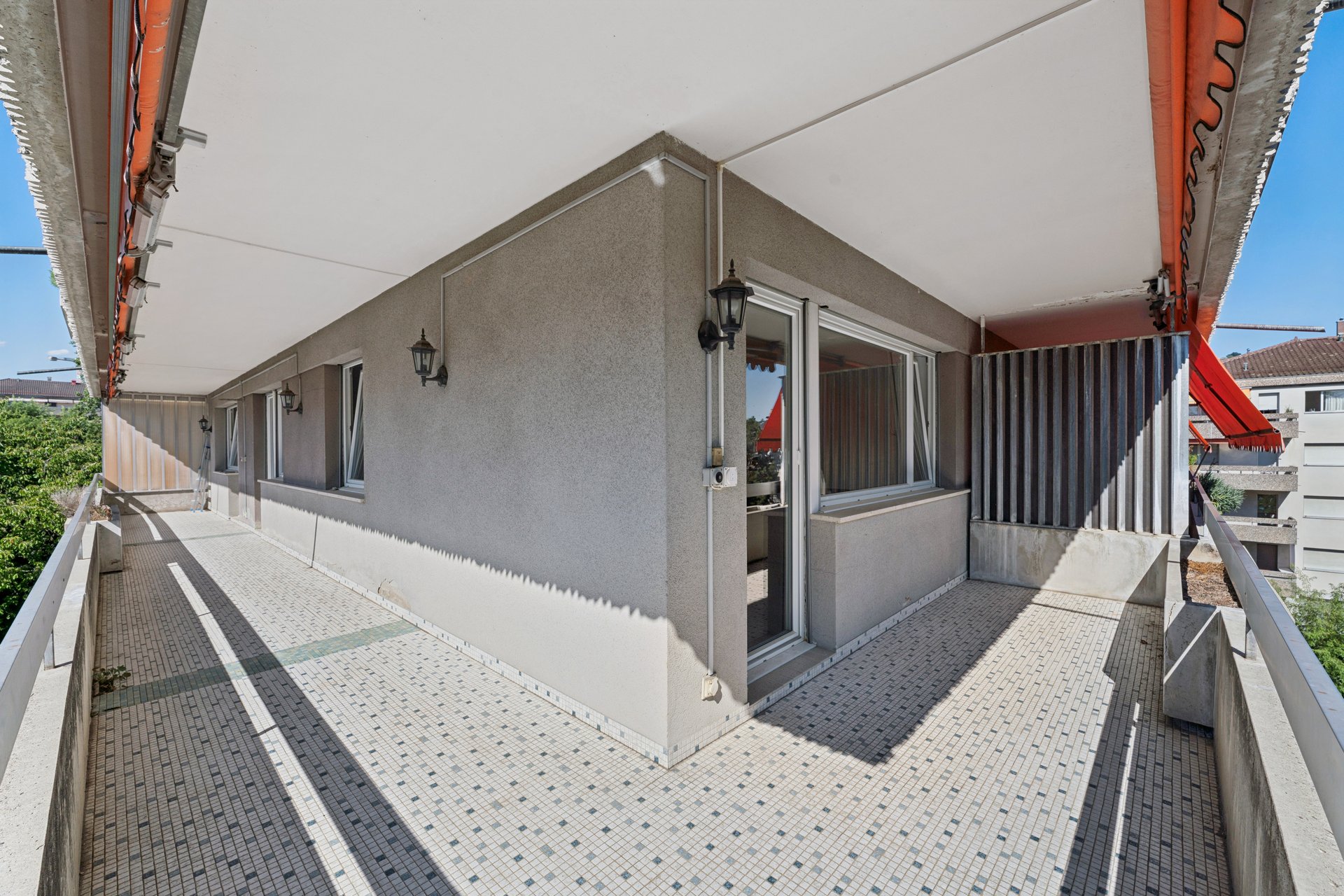 30 m² south-facing corner balcony-terrace