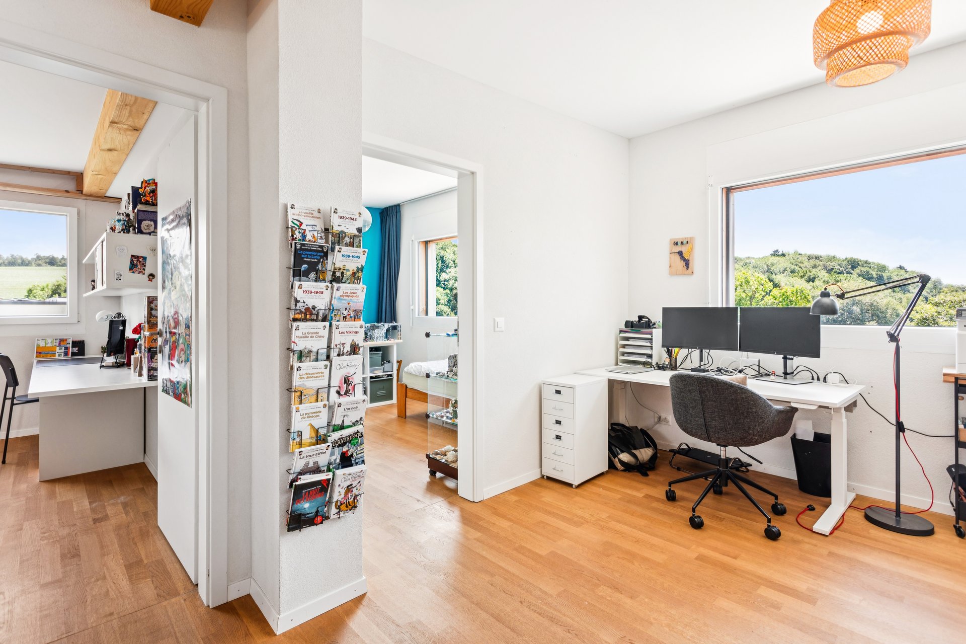 Bureau lumineux ouvert sur la nature