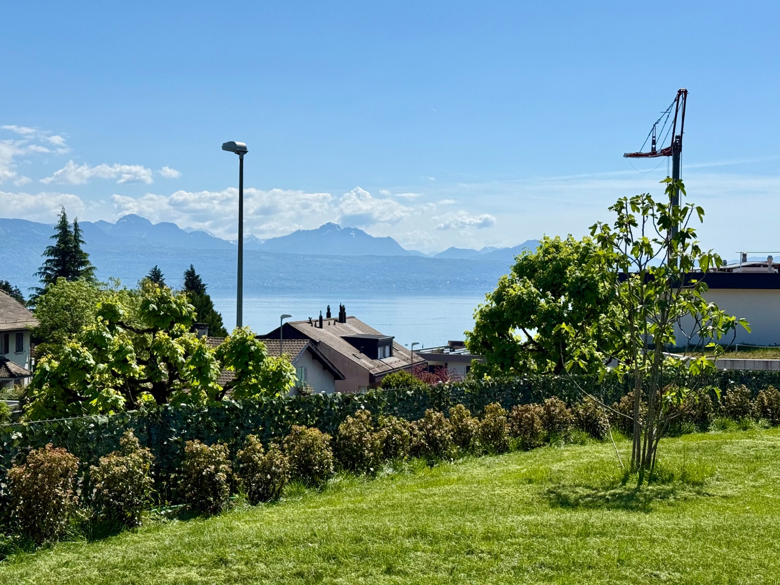 Blick auf Alpen und Genfersee vom Garten aus