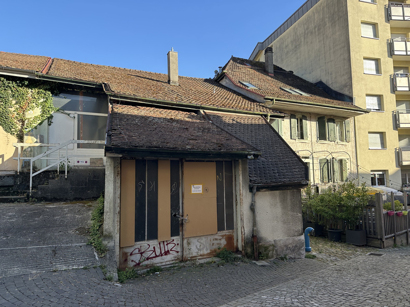 Vue latérale et cour intérieure
