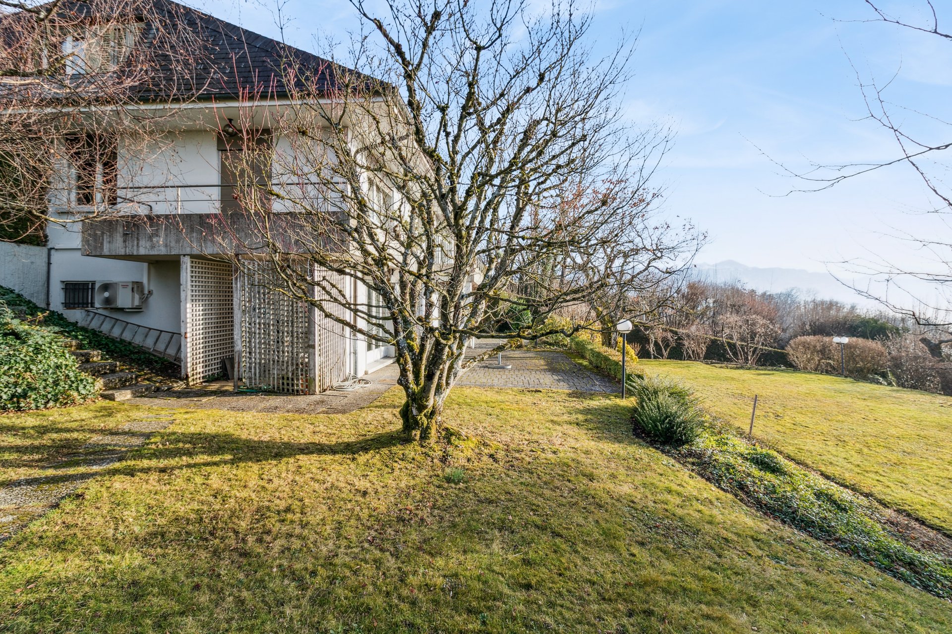 Garten und Südfassade mit freier Sicht