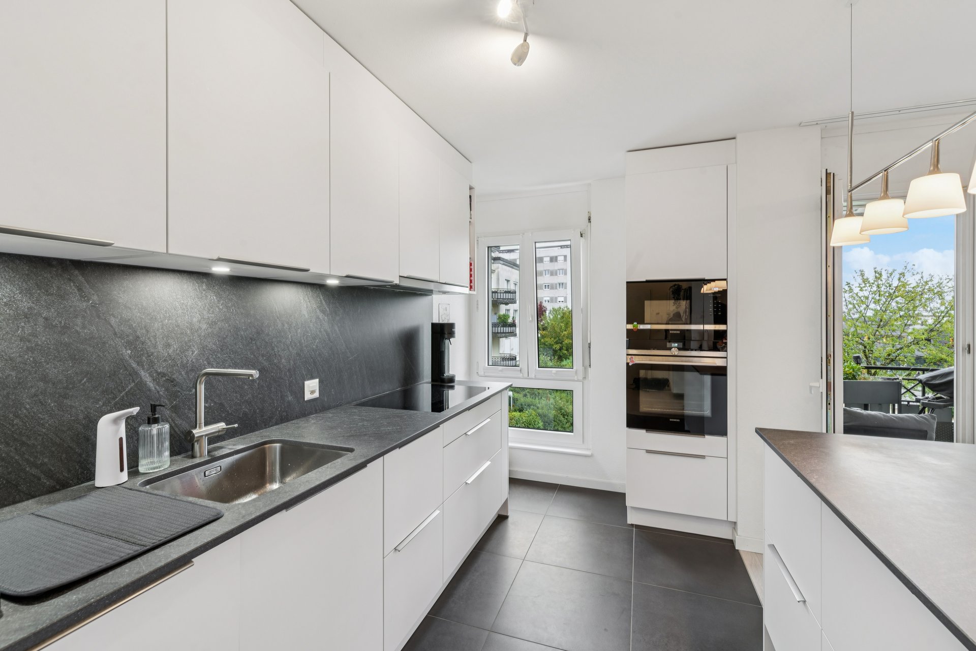 Kitchen island and Siemens appliances
