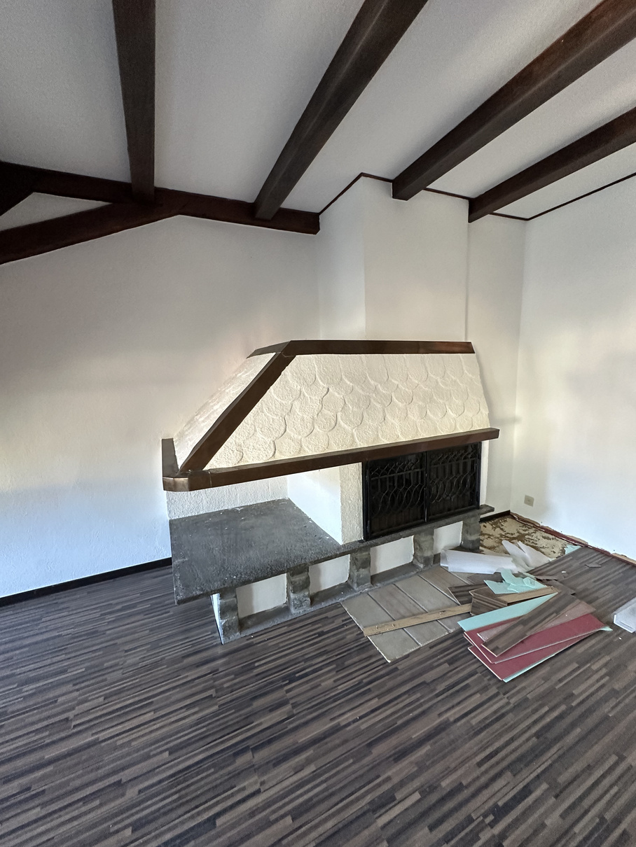 Couloir intérieur — poutres apparentes et parquet d'origine
