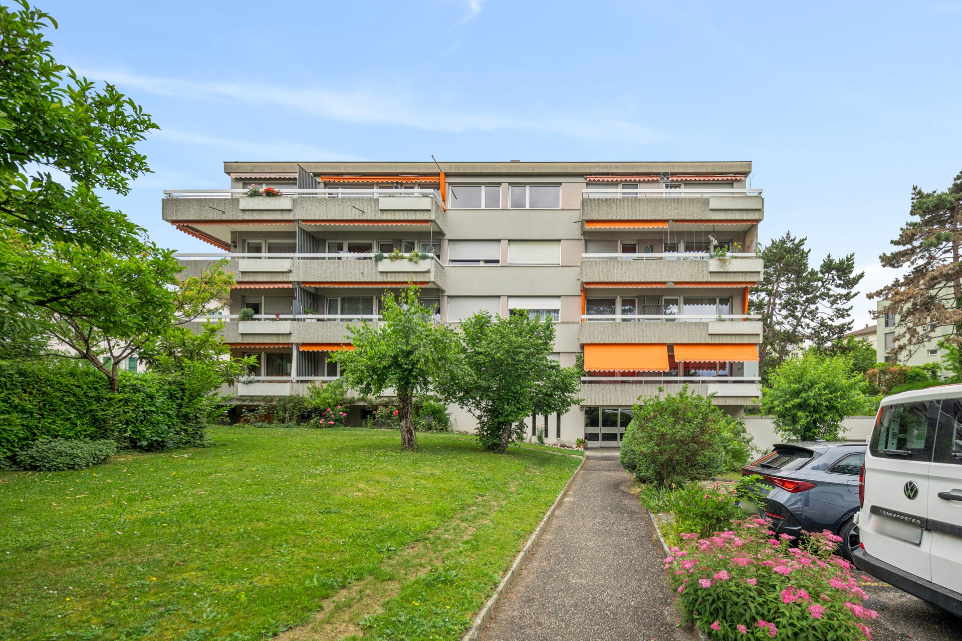 Building façade and tree-lined lawn, Avenue de Floréal 40 in Prilly