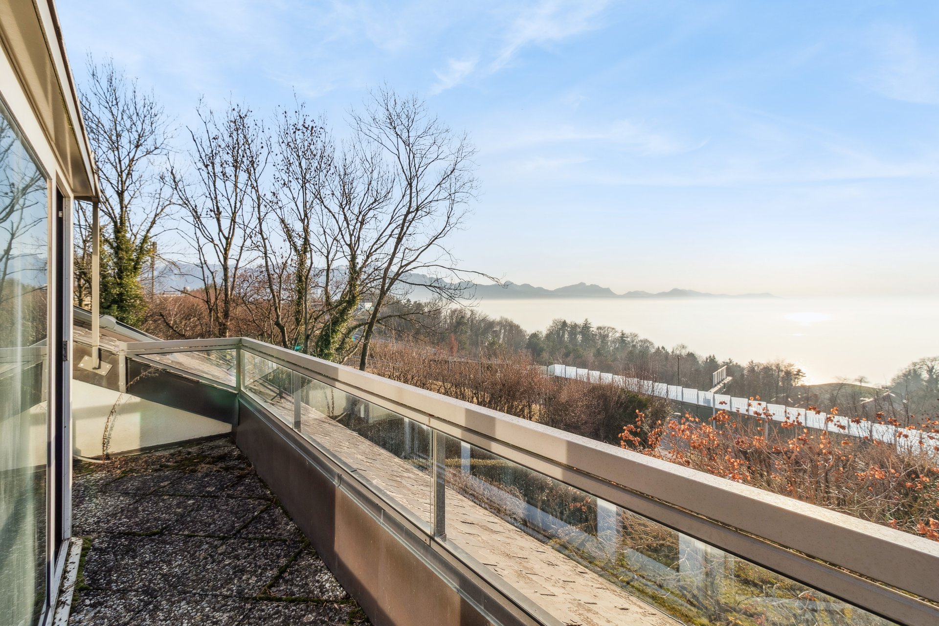 Balkon mit Panoramablick auf den Genfersee und die Alpen