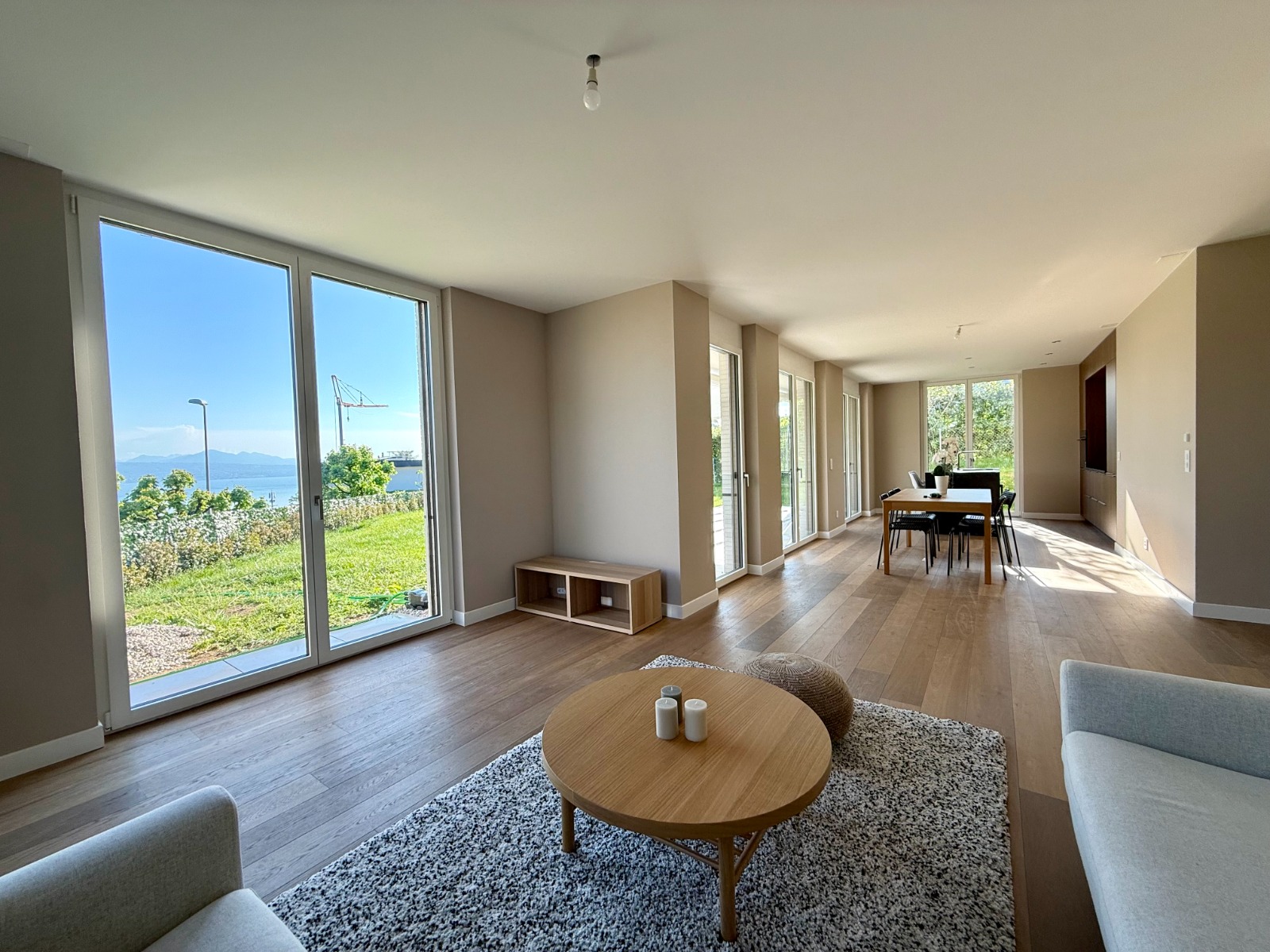 Offenes Wohnzimmer mit Seeblick