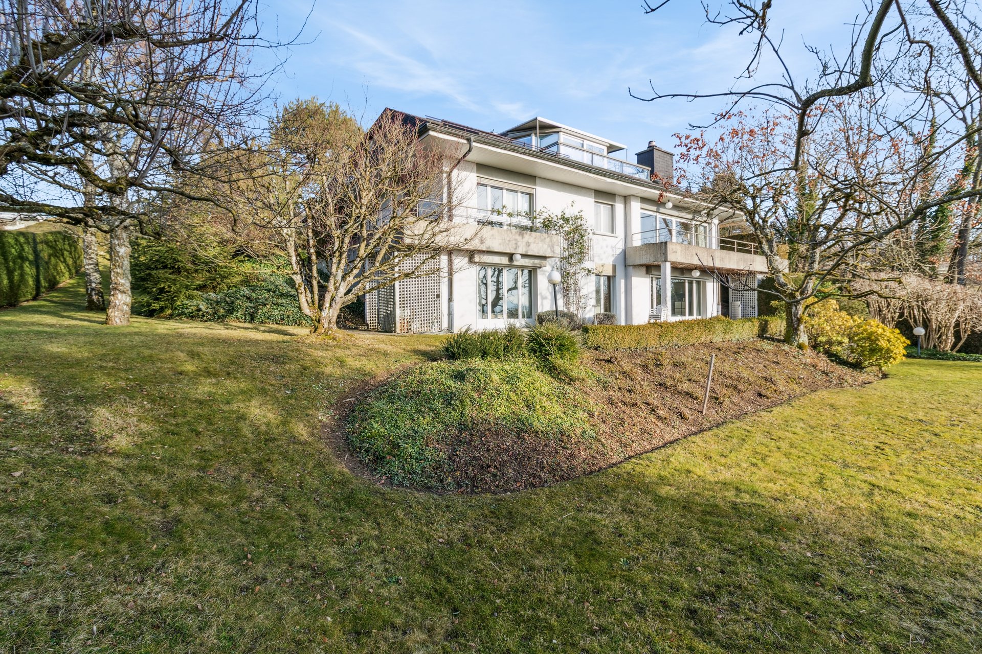 Gesamtansicht der Villa vom Park aus